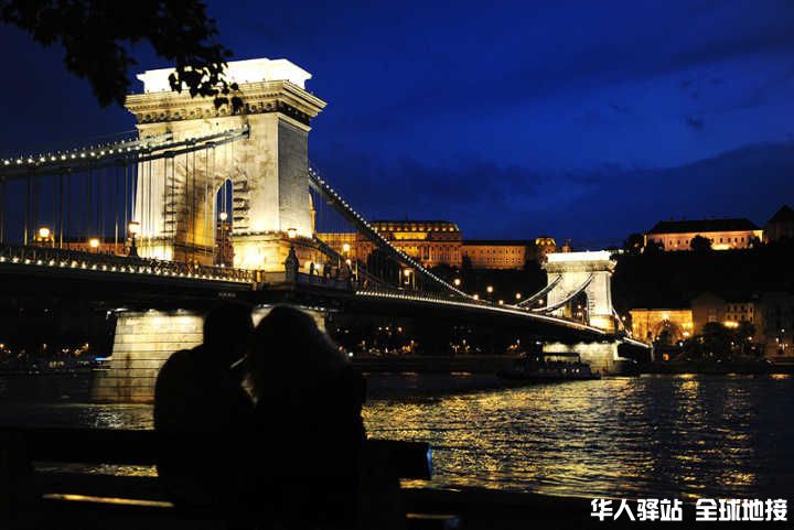 布达佩斯链子桥的夜景.jpg