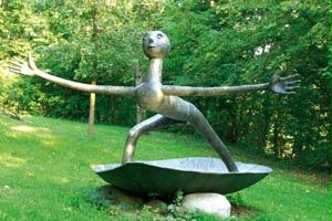 teaser_ER-Burgberggarten-sculture-with-open-arms_300x200.jpg