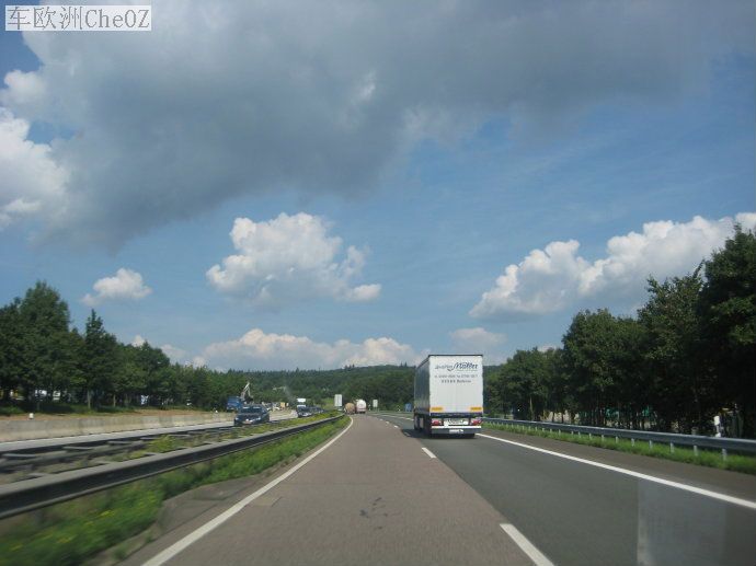 法兰克福前往巴黎的高速公路，蓝天，白云.jpg