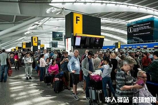 游客在机场.jpg