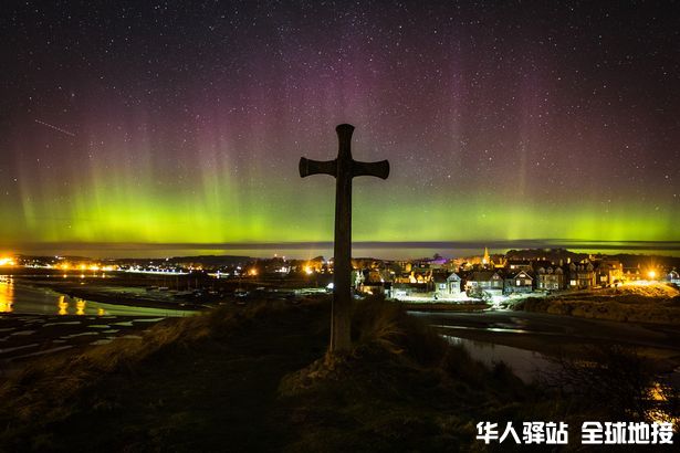 英国诺森伯兰郡阿尔恩茅斯地区上空出现微绿色北极光.jpg