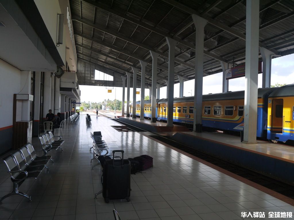 banyuwangi-to-surabaya-train-1.jpg