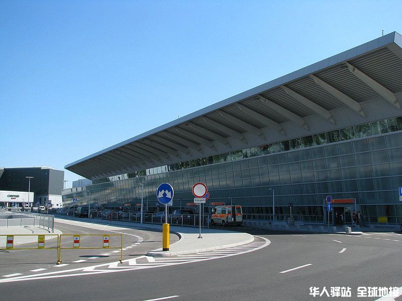 1200px-Warsaw_Airport.jpg