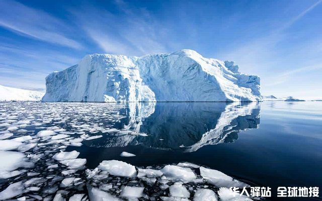 Iceberg-Travelling-in-Antarctica.jpg
