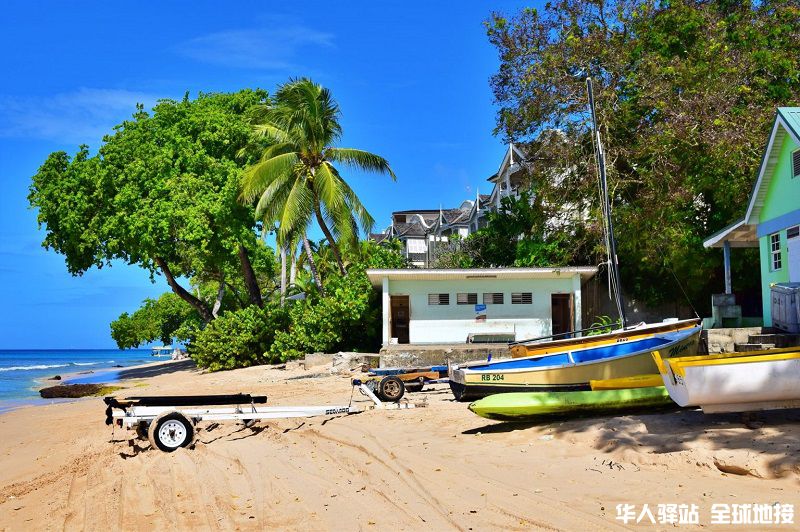 Boats-on-a-beach-in-Paynes-Bay-Barbados-1536x1022.jpg