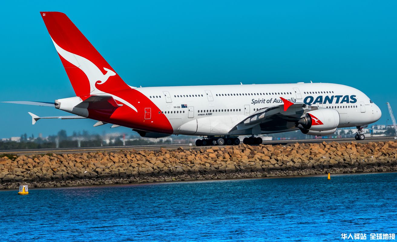 qantas-airplane-in-Sydney.jpg