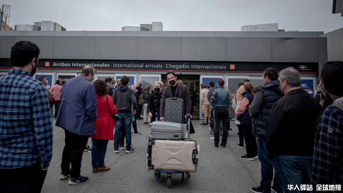 travellers-arriving-ezeiza-1265217.jpg