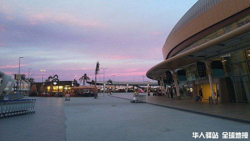 800px_Faro_Airport_at_sunset_1_1.jpg