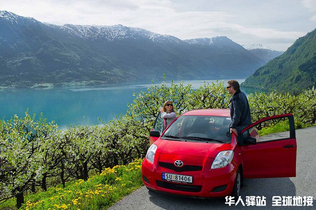 coupleoncartrip-norway-visitnorway.comch.jpg