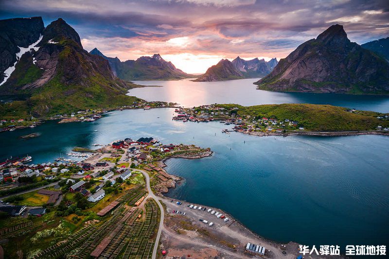 Amazing-Lofoten-Islands-by-Shutterstock-Hurtigruten.jpg