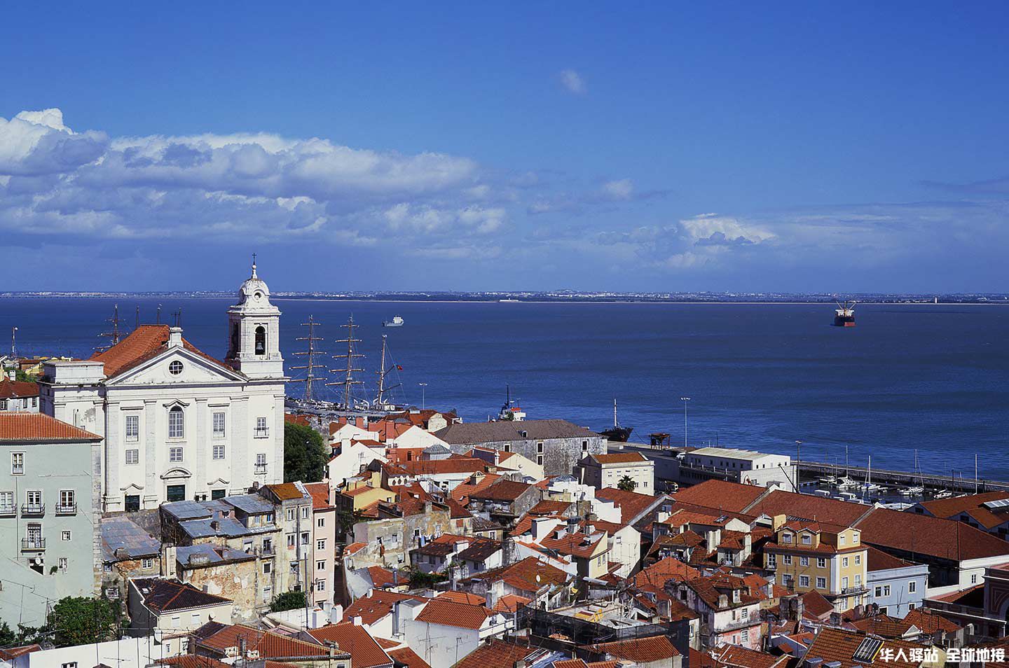 Santa Luzia viewpoint, Lisbon.jpg